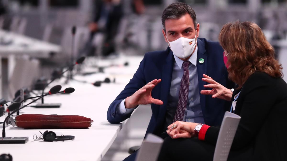 Pedro Sánchez conversa con Teresa Ribera durante la COP26 en Glasgow.