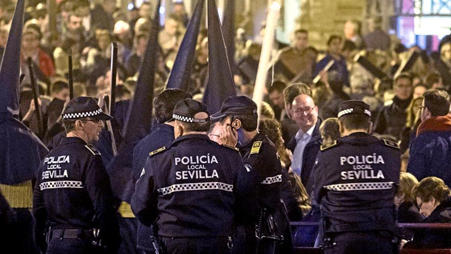 Seguridad. Agentes de Policía prestando sus servicios al paso de las cofradías la pa-sada Madrugá. / Foto: M. Gómez