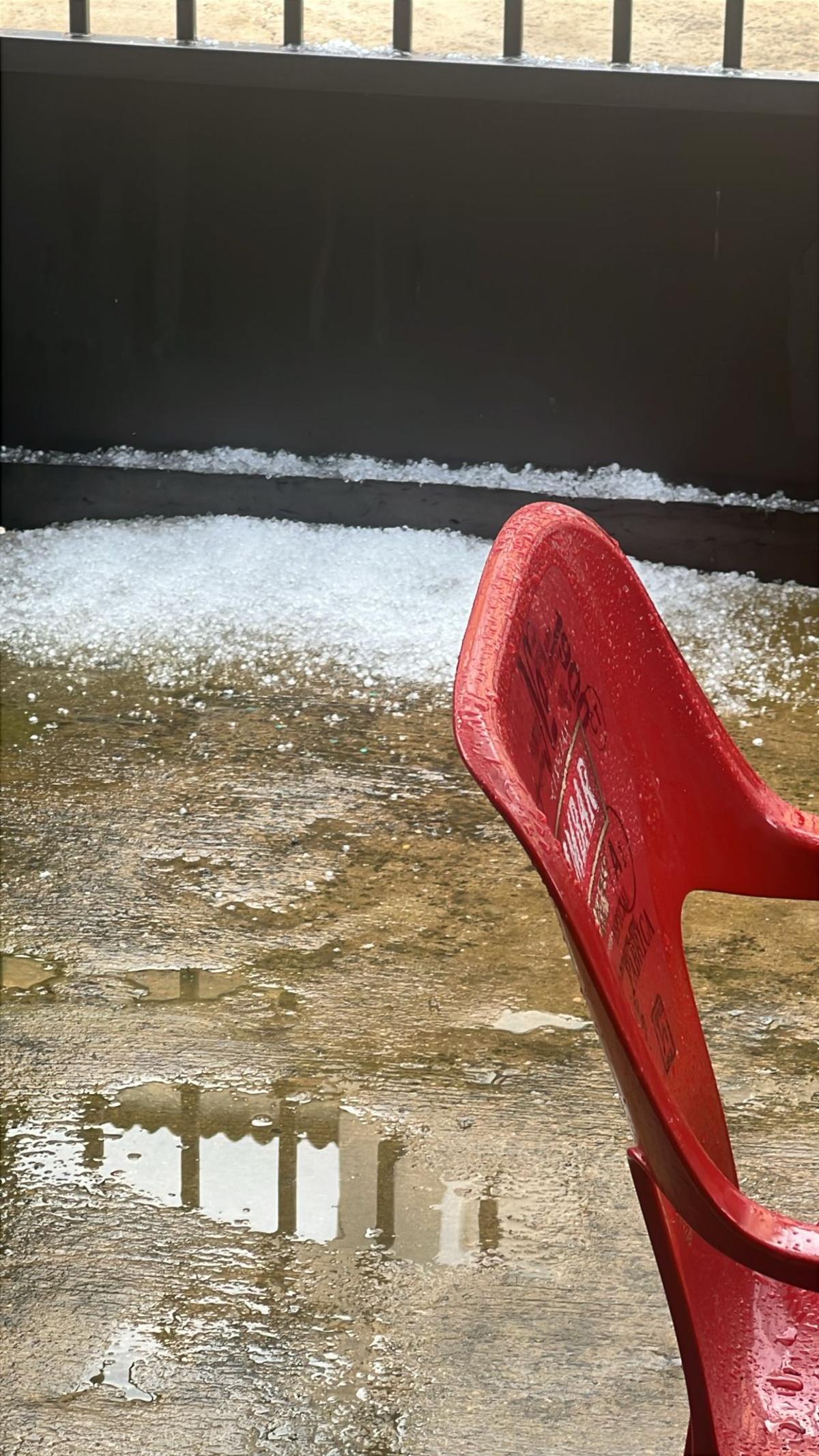 Restos de la granizada de Zuera en una terraza.