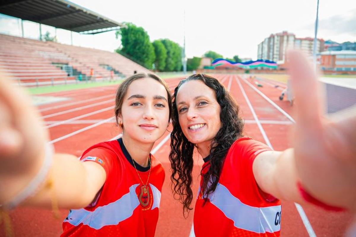 Nai e filla divírtense nas pistas de atletismo de Balaídos.