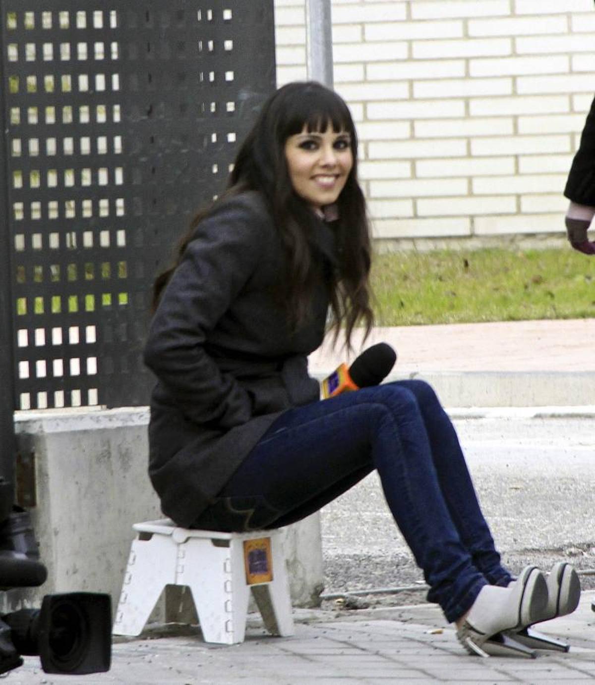 Cristina Pedroche ya graduada, sentada en la calle. Año 2010