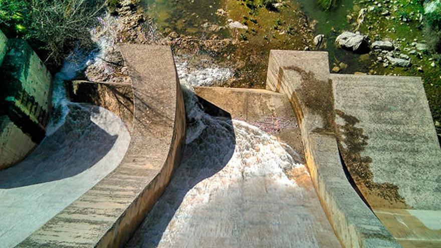 El agua desborda la presa del embalse de Cúber desde hace tres días