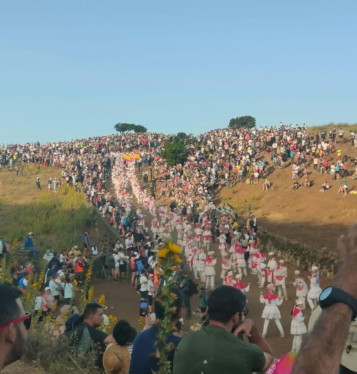 Raya de Tejegüete, con las banderas de El Norte y Valverde ondeando al fondo y sus bailarines entremezclados