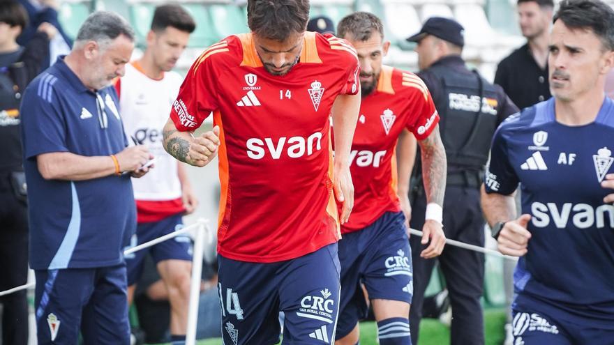 Pedro León, capitán del Real Murcia, durante el calentamiento en Sanlúcar.