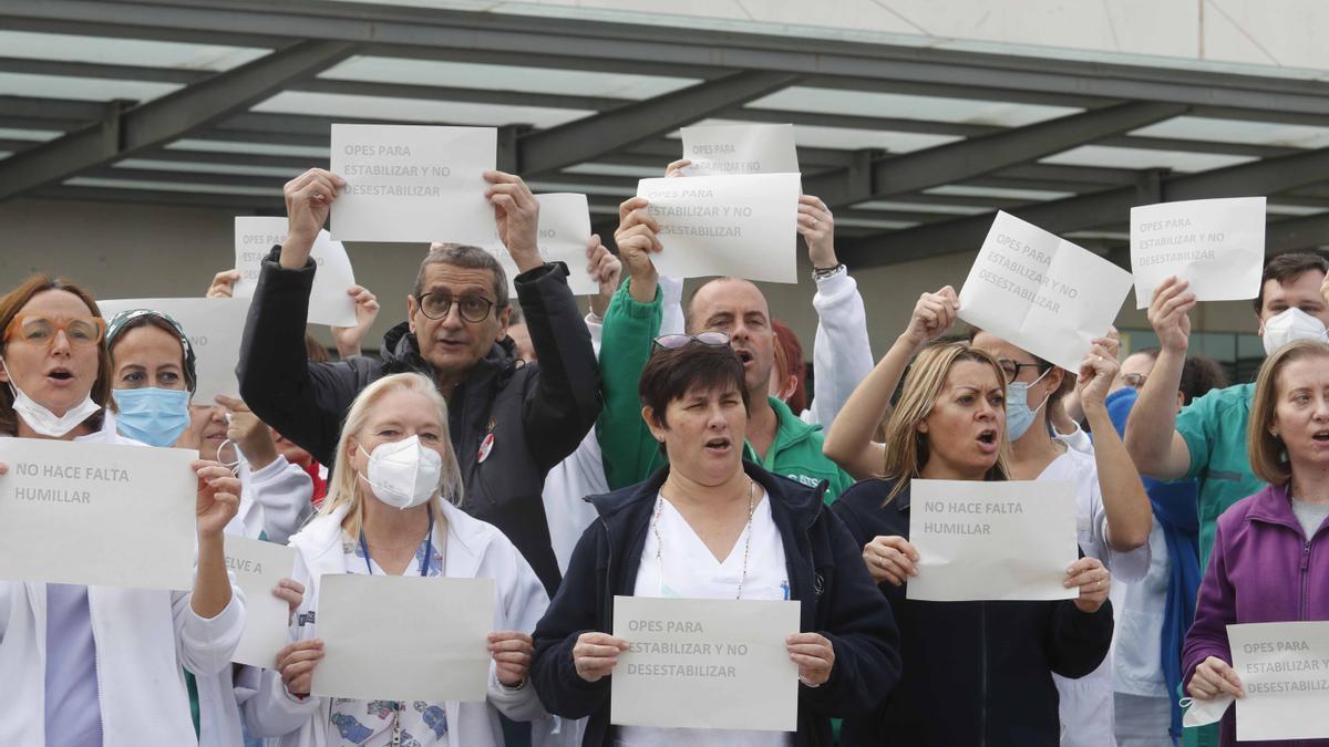 Sanitarios a las puertas de La Fe protestando por la complejidad de las preguntas en las oposiciones.