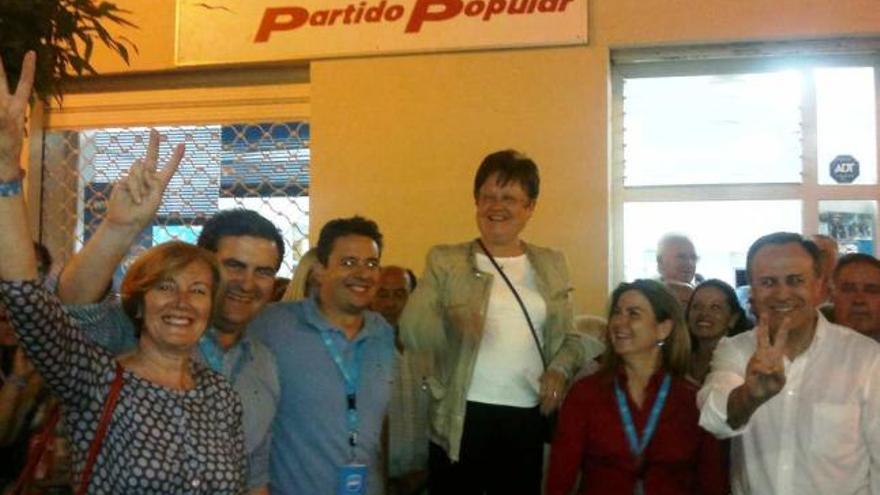 Luisa Pastor celebra el resultado anoche con miembros del PP.