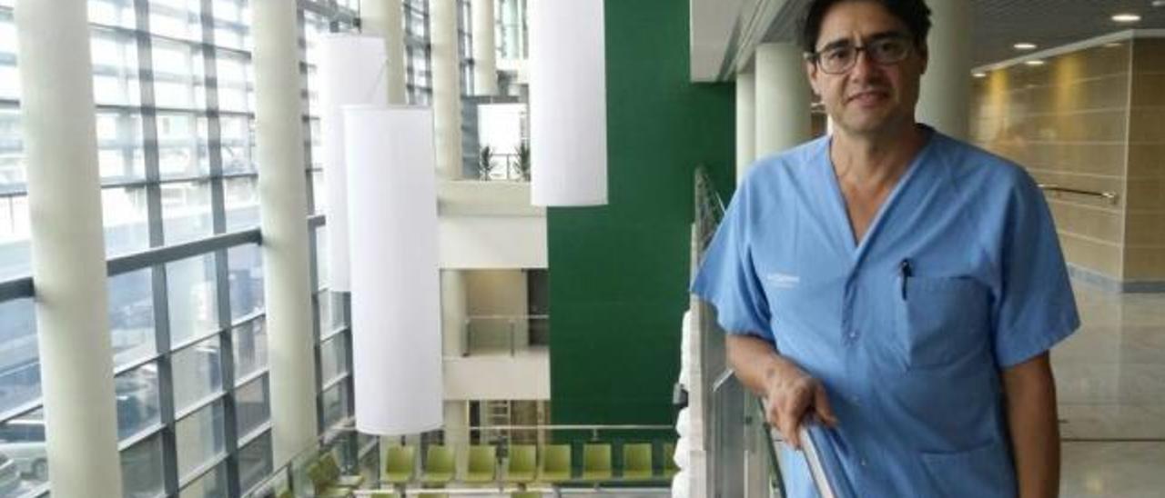 El anestesiólogo Hermann Ribera, jefe de la unidad del dolor de Son Espases, posa en las dependencias del hospital de referencia.