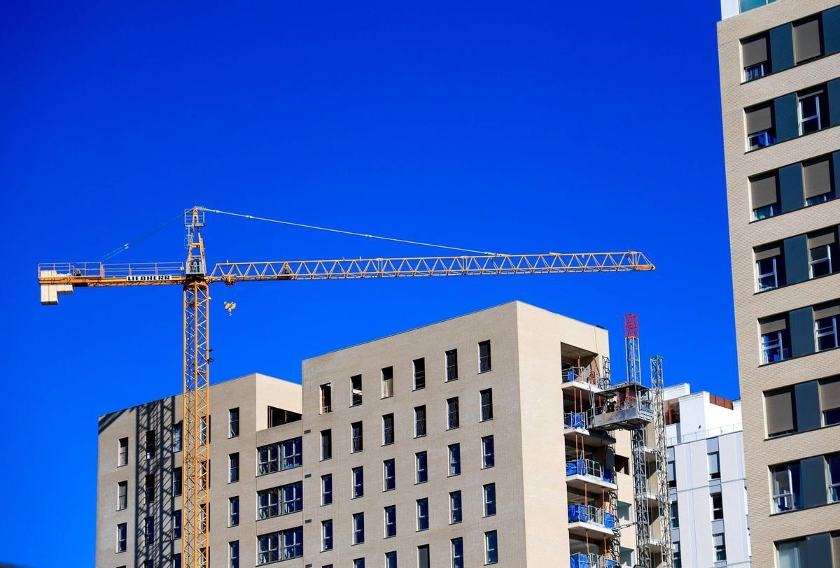 Valencia VLC Edificios de obra nueva en el barrio de Quatre Carreres. Crisis del precio de la vivienda. Mercado inmobiliario subidas en el precio del alquiler