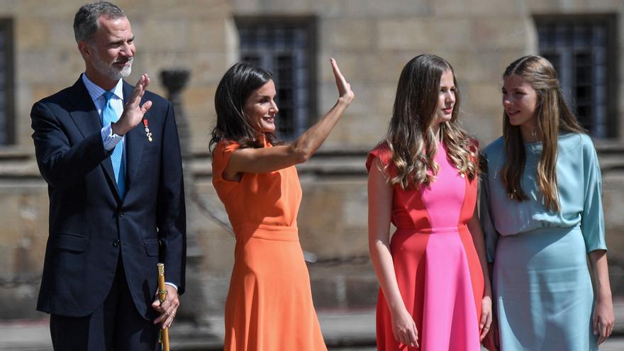 Los Reyes, la princesa Leonor y la infanta Sofía asisten a la ofrenda al apóstol Santiago