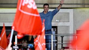 Sánchez le habla a los simpatizantes del PSOE. JAVIER SORIANO / AFP
