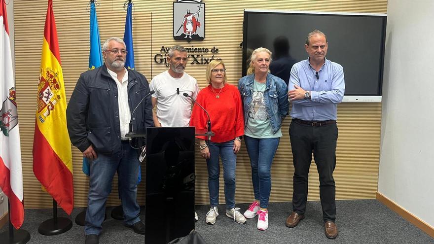Por la izquierda, Víctor Jesús Vázquez, José Luis Tasende, Cristina García, Beatriz González y Tino Vaquero, en el Ayuntamiento de Gijón.