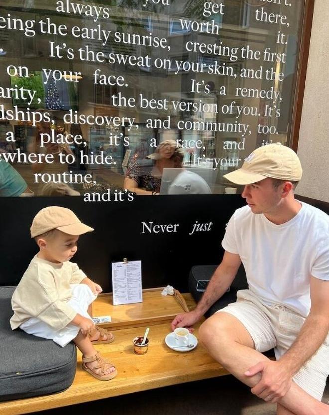 Mario Götze y su hijo disfrutando de un helado