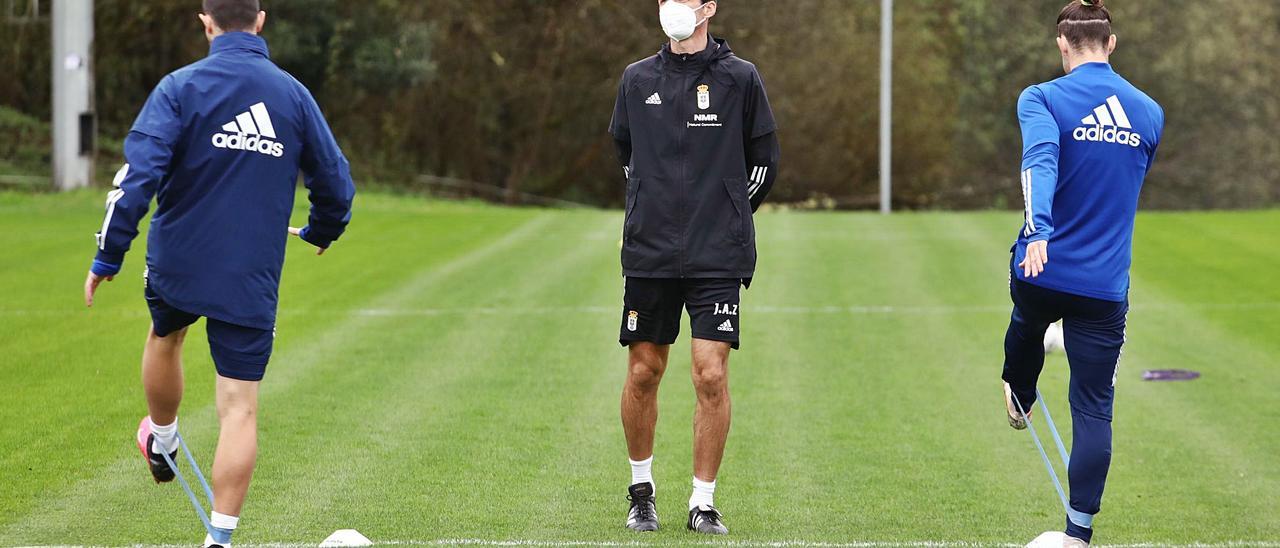 José Ángel Ziganda, en el centro, durante el entrenamiento del pasado jueves en El Requexón. | Juan Plaza