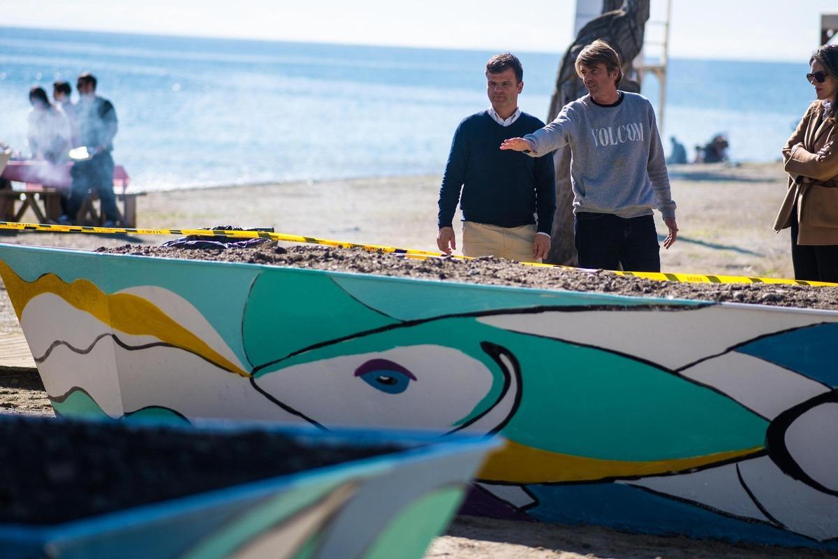 Curro Leyton muestra cómo han quedado las nuevas barcas de moraga de Marbella.