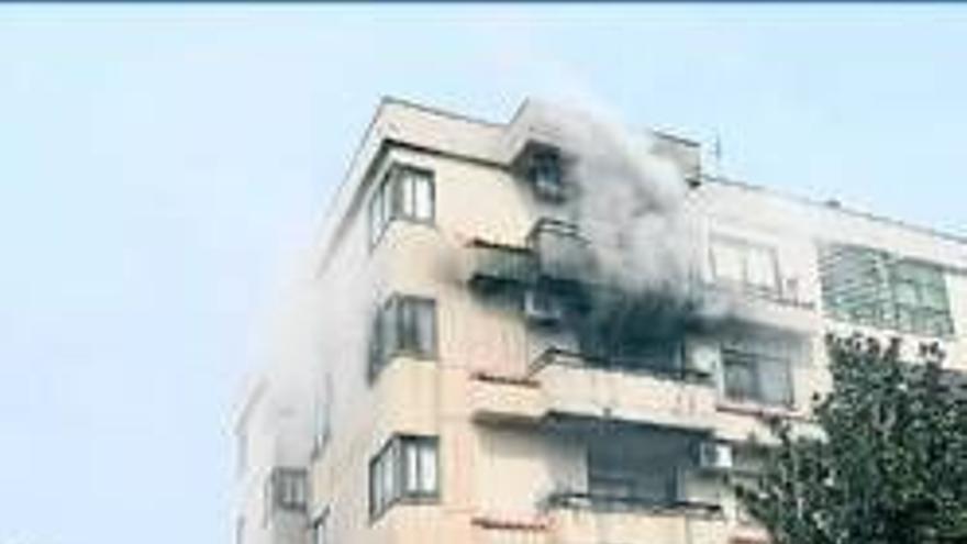 Un incendio calcina un piso y obliga a desalojar un bloque