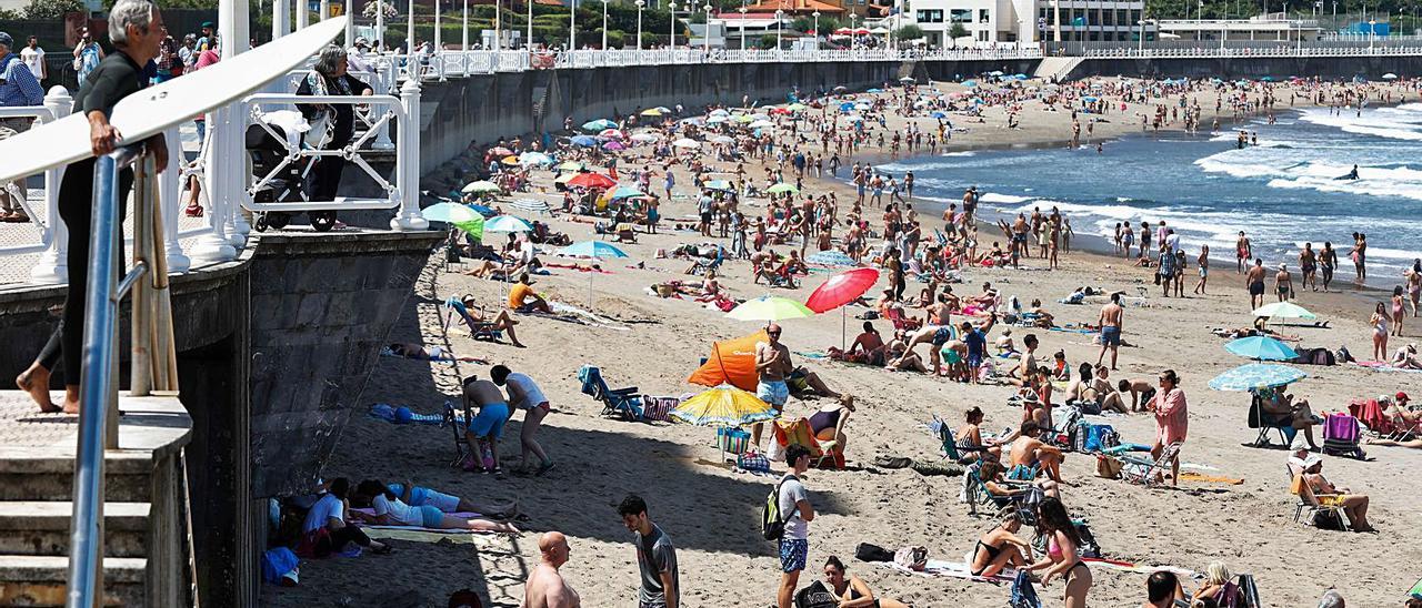 Bañistas, ayer, en la playa de Salinas. | Mara Villamuza