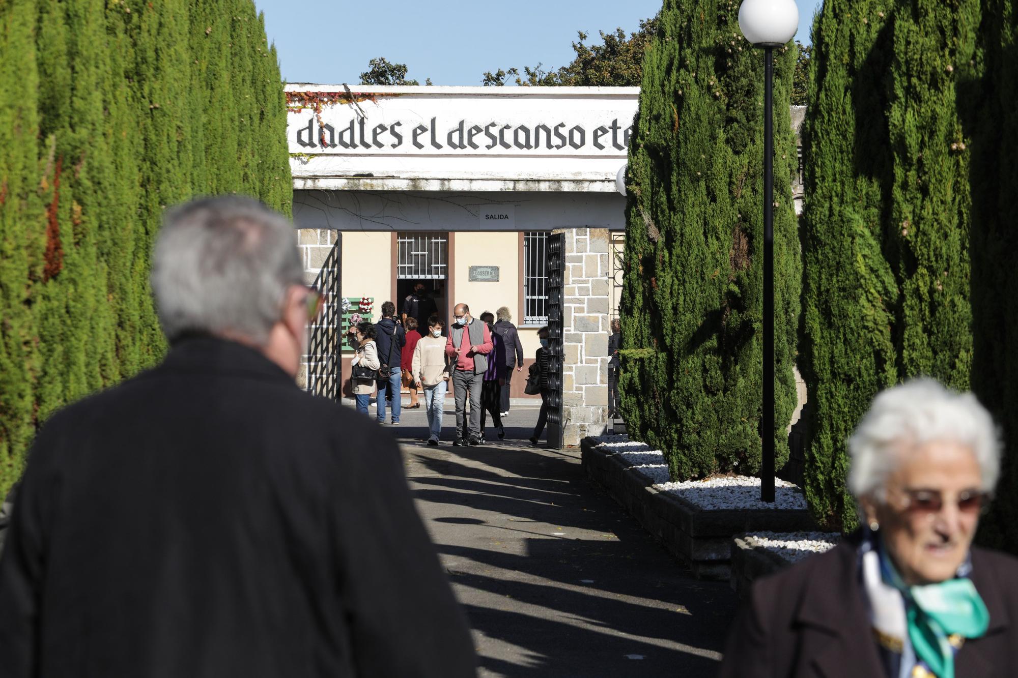 Los cementerios de Gijón vuelven a llenarse por Todos los Santos