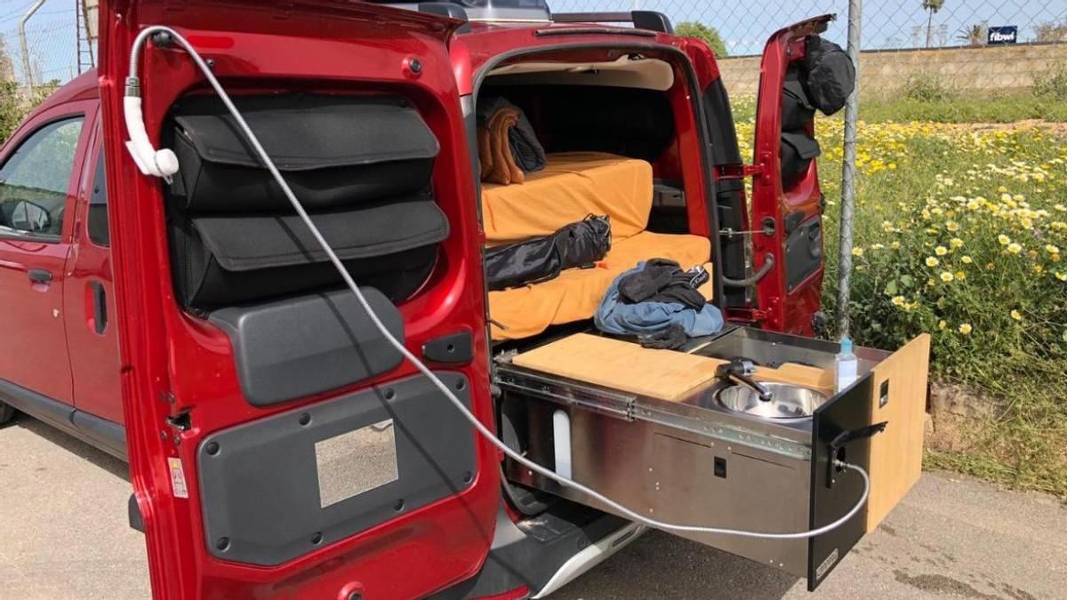 La furgoneta que se alquila en Mallorca como camper sin baño ni váter
