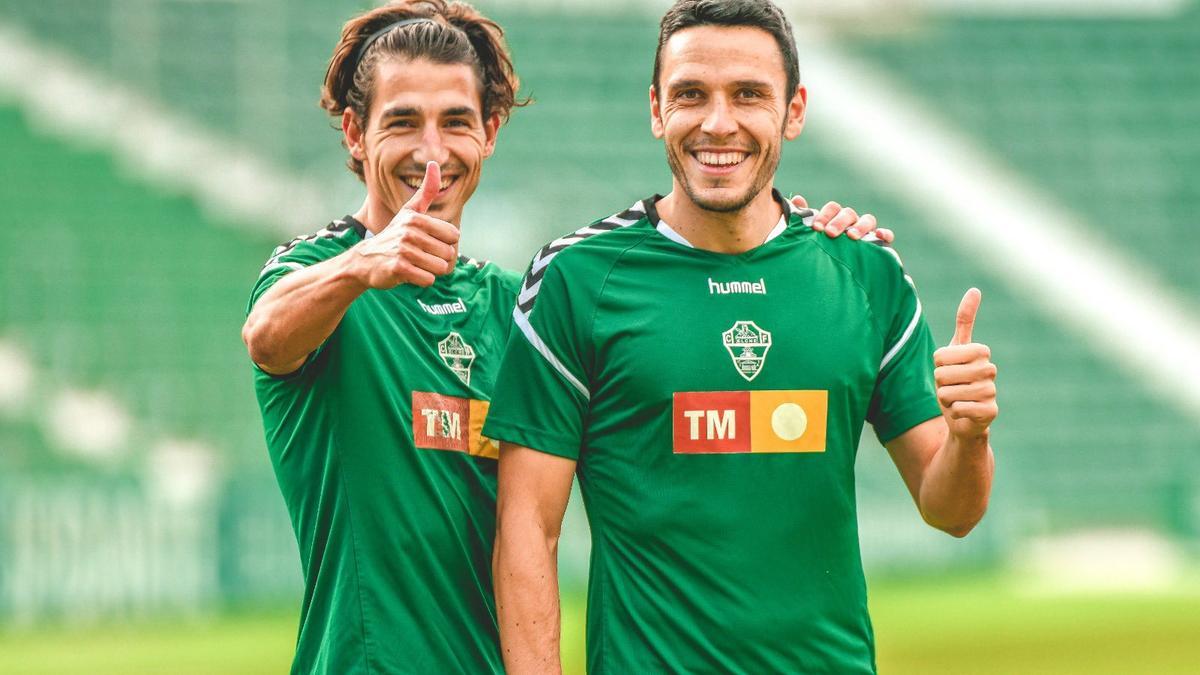 Pere Milla, autor del gol del ascenso, junto a Ramón Folch, durante el entrenamiento de esta mañana.