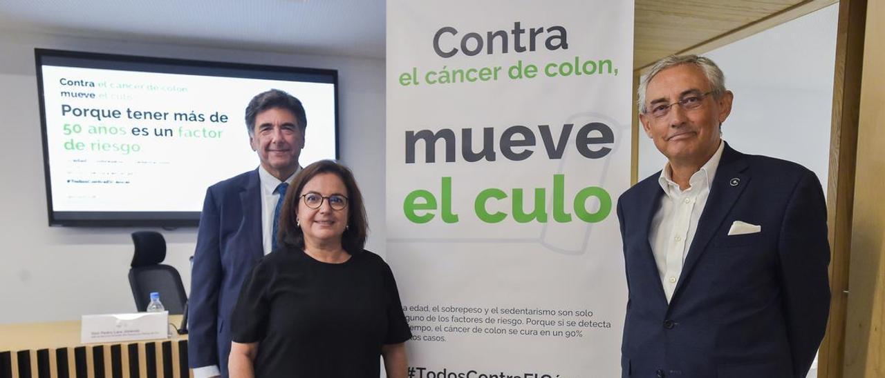 De izquierda a derecha: El doctor Pedro Lara, director del Centro Oncológico Integral Canario de Hospitales Universitarios San Roque, Margarita Benítez,  vicepresidenta del Colegio de Farmacéuticos de Las Palmas y Fernando Fraile,  presidente de la Asociación Española Contra el Cáncer en Canarias.