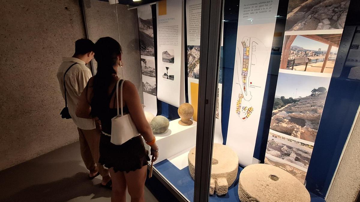 Dos personas contemplan parte de la colección ubicada en el museo Boca del Calvari de Benidorm.