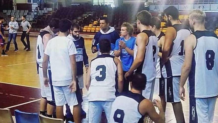 El equipo zamorano, en un momento del partido jugado ayer en el Pabellón de los Deportes de León.