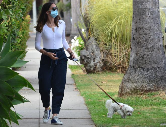 Ana de Armas triunfa con un look de tres básicos