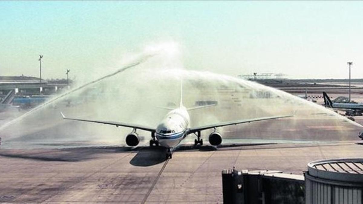 'Bautizo' del avión de Air China a su llegada a El Prat, ayer, para celebrar el estreno de la ruta a Pekín.