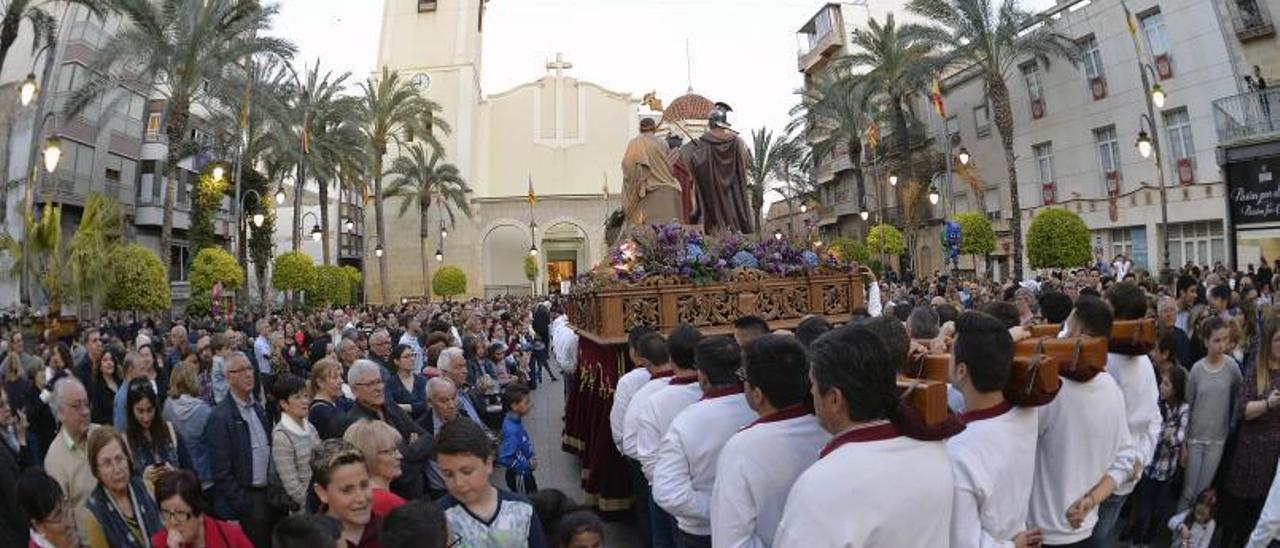 Encuentro de tronos el Miércoles Santo en Crevillent.  | MATÍAS SEGARRA