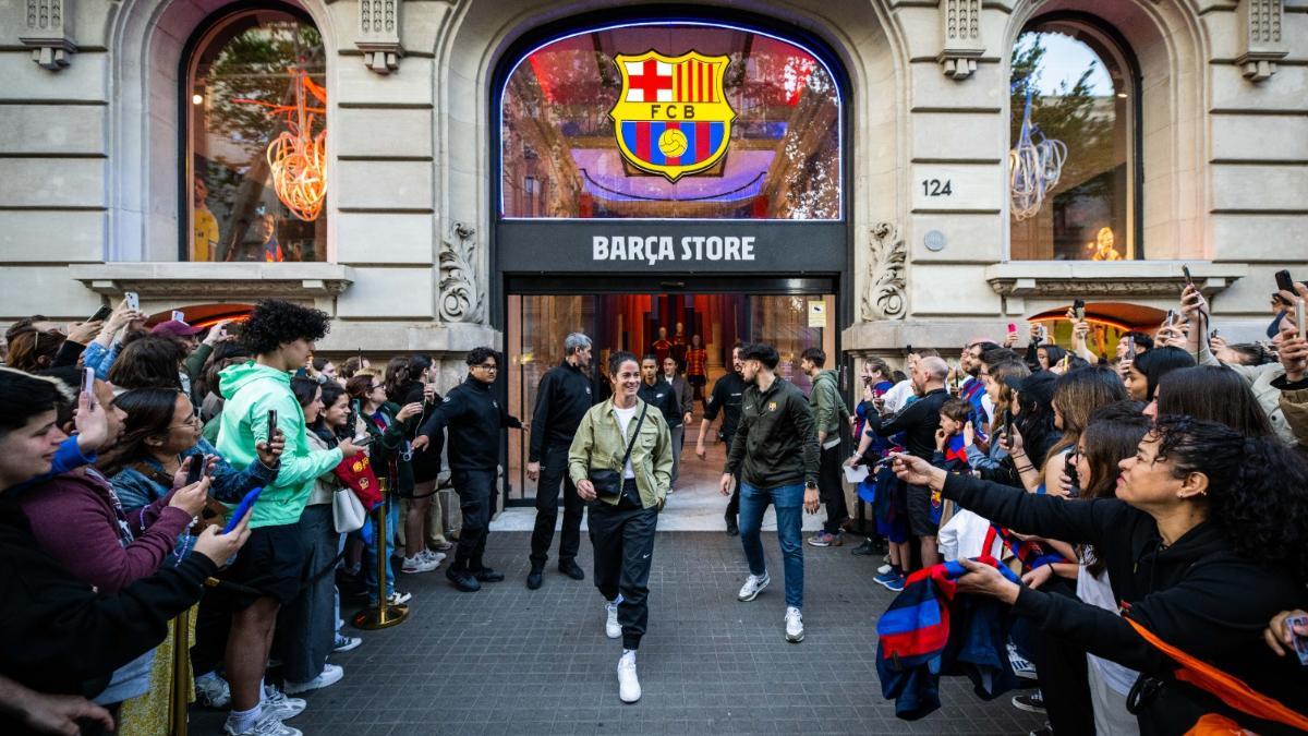 Marta Torrejón sale de la tienda oficial del Barça en Canaletes tras su encuentro con los aficionados