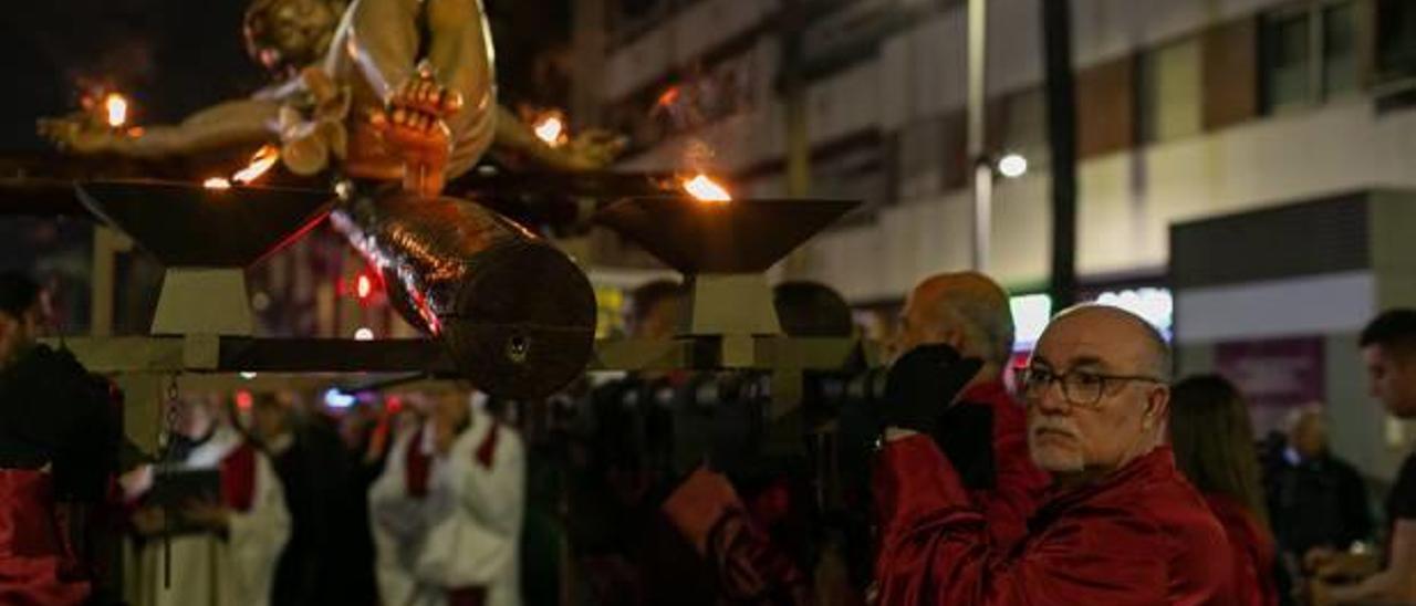 La imagen del Crucificado, llevada a hombros por portadores, en el Vía Crucis de la Buena Muerte.