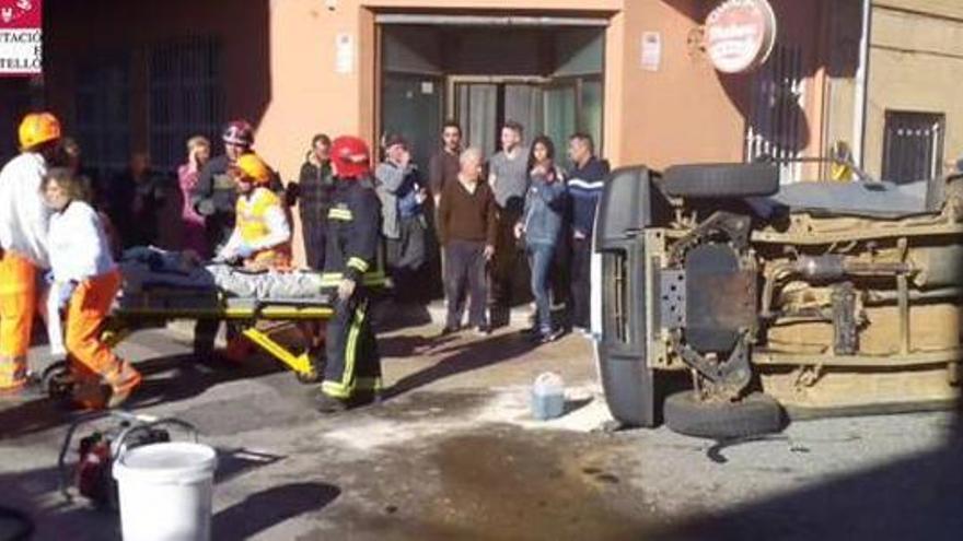 Uno de los coches quedó volcado en el accidente de Vila-real.