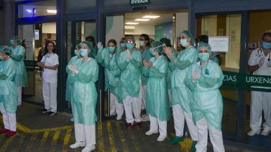 Personal del Hospital Montecelo en un acto sobre la pandemia. // R.V.