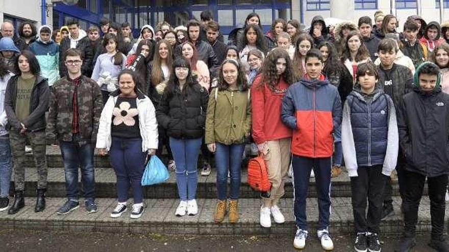 Los jóvenes de todos los cinco institutos participantes posan juntos. // Bernabé/J.Lalín