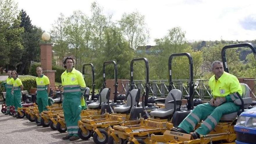 Los operarios y las nuevas máquinas del servicio municipal de jardinería, en estado de revista en el Parque de Invierno.