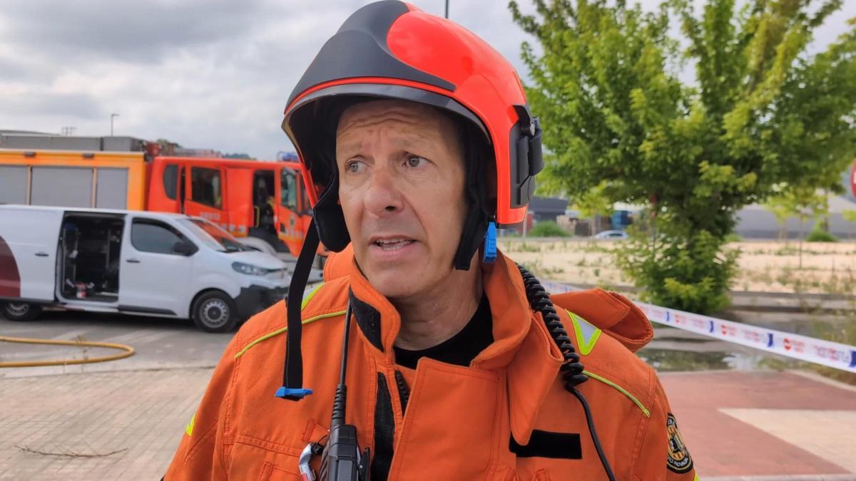 Santiago Medina, sargento del parque de bomberos de Alzira, coordina los trabajos de extinción en la nave de Xàtiva.