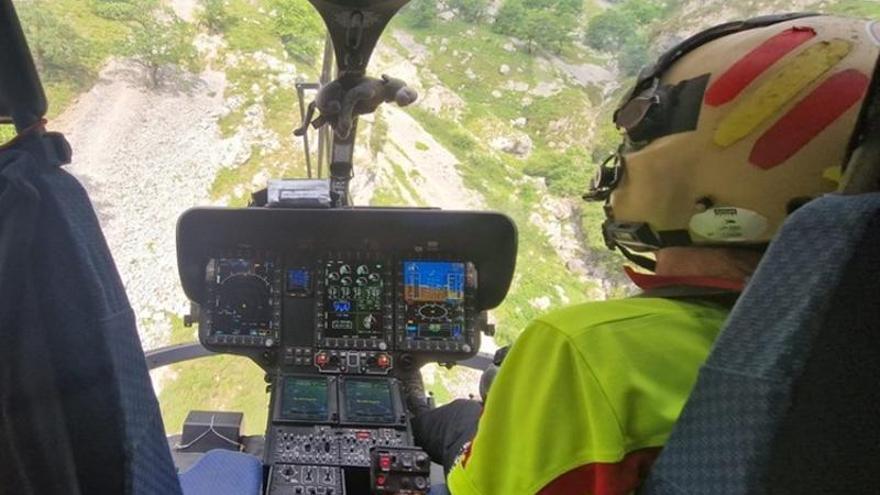 Perdidos en la canal de Ría de los Picos de Europa, sin agua y con uno de ellos lesionado en una pierna