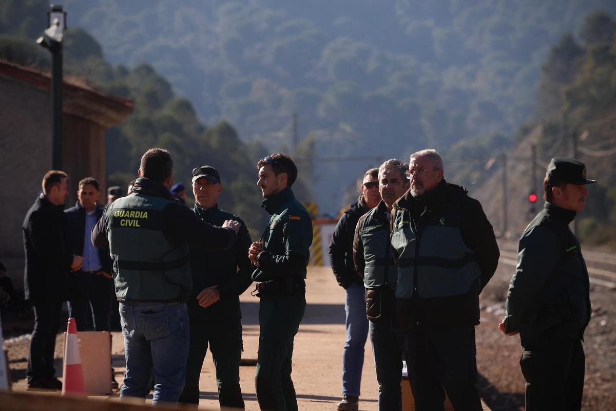 Efectivos de emergencias y la UME trabajan en el lugar del choque.
