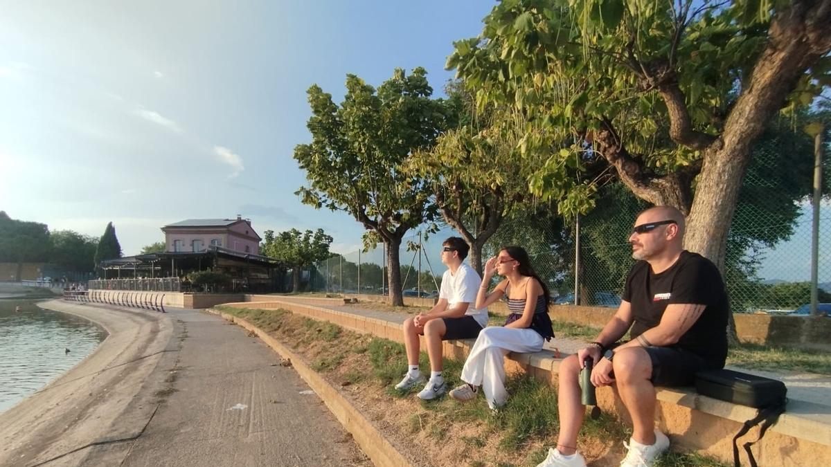Una de les famílies que seguia l'inici de l'eclipsi des de la vora del llac