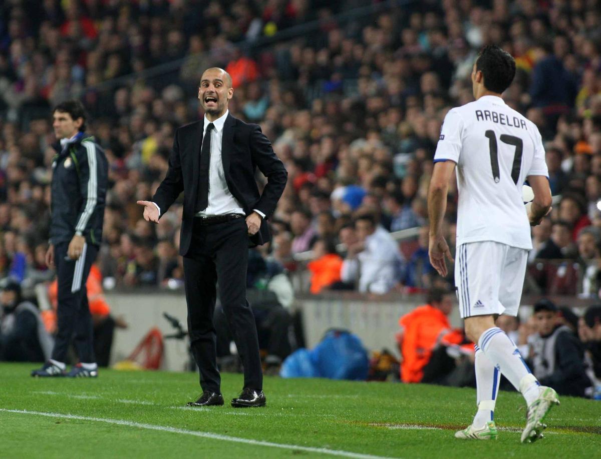 Álvaro Arbeloa y Pep Guardiola, durante el clásico de vuelta de las semifinales de Champions de la temporada 2010/2011.