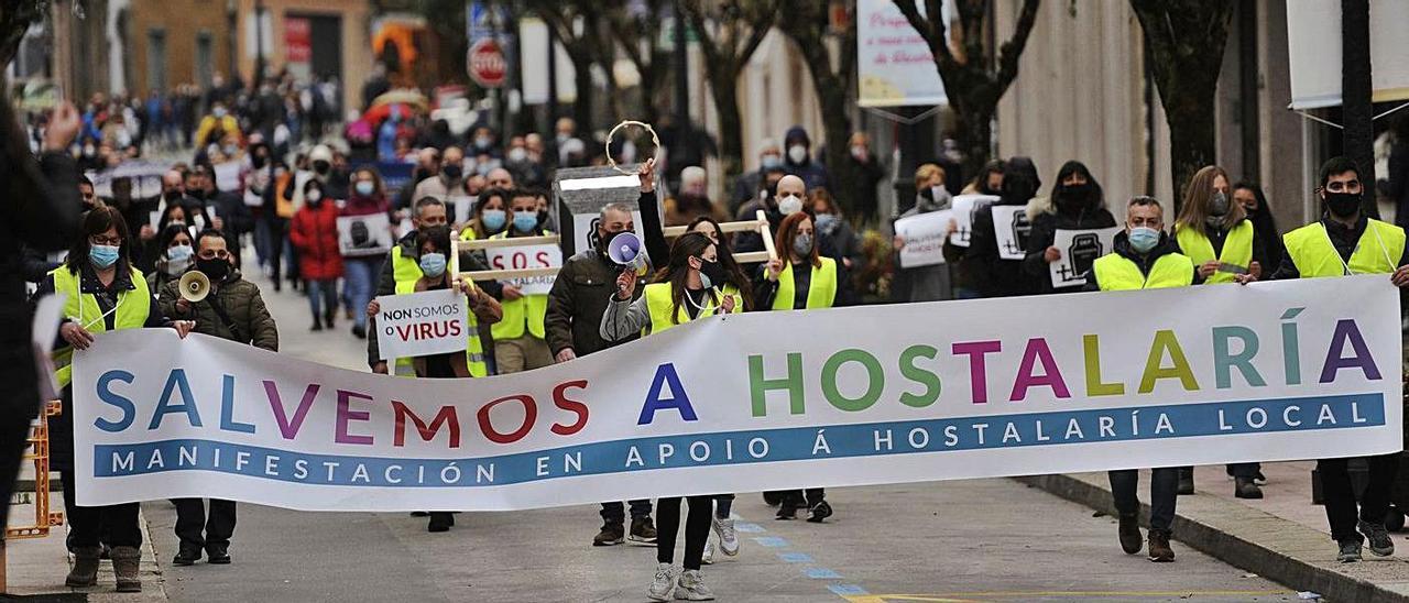 Manifestación en favor de la hostelería en las calles de Lalín el pasado noviembre. |  // BERNABÉ/JAVIER LALÍN