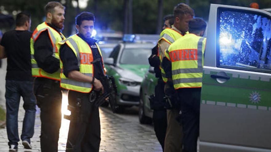 Policías alemanes, en el exterior del centro.