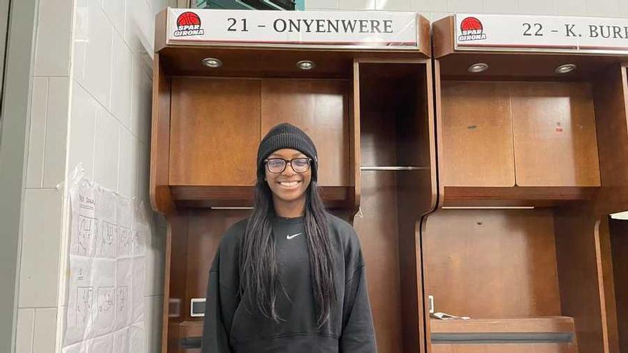 Michaela Onyenwere davant la seva nova taquilla al vestidor de Fontajau.