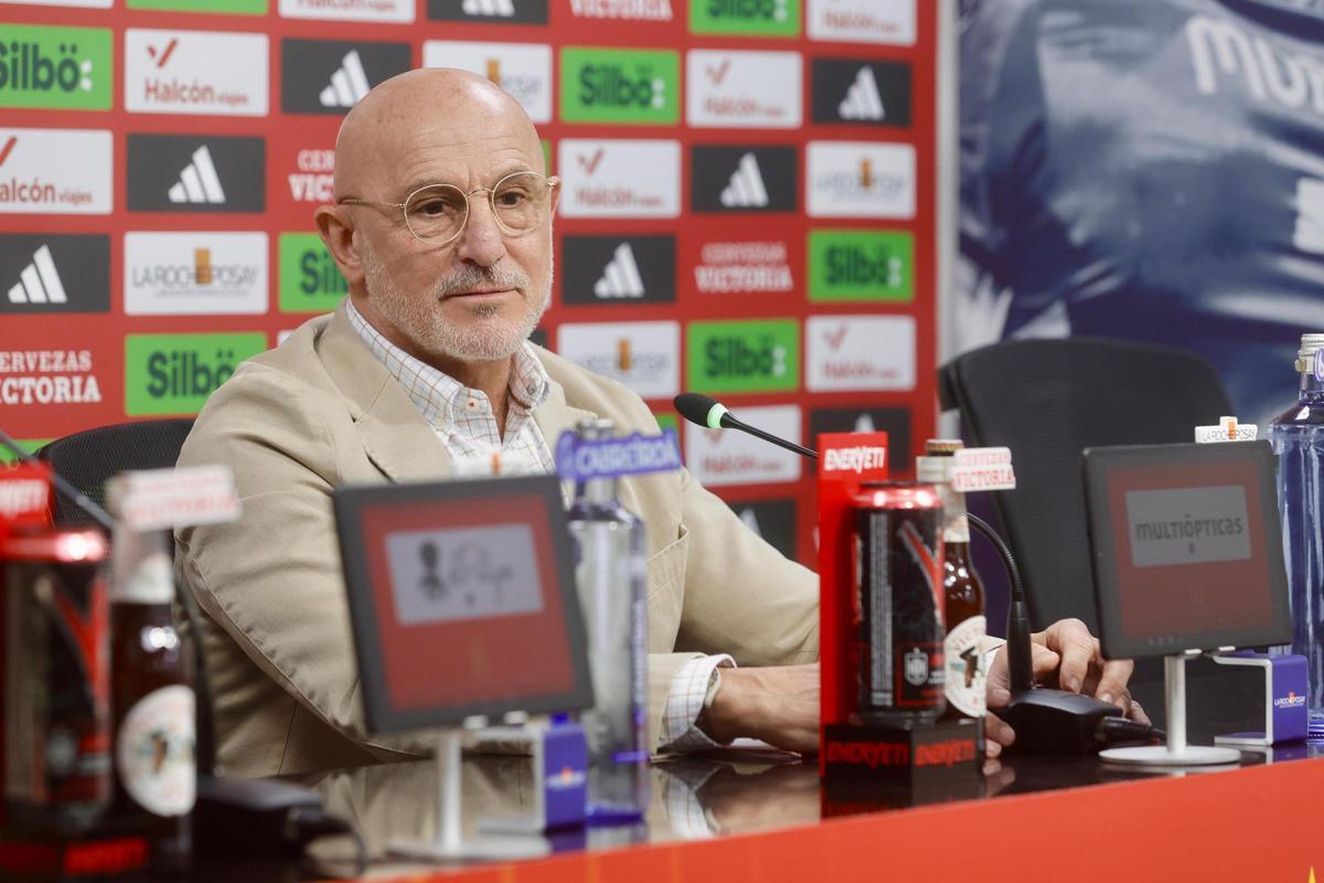 De la Fuente, en la rueda de prensa de Mestalla