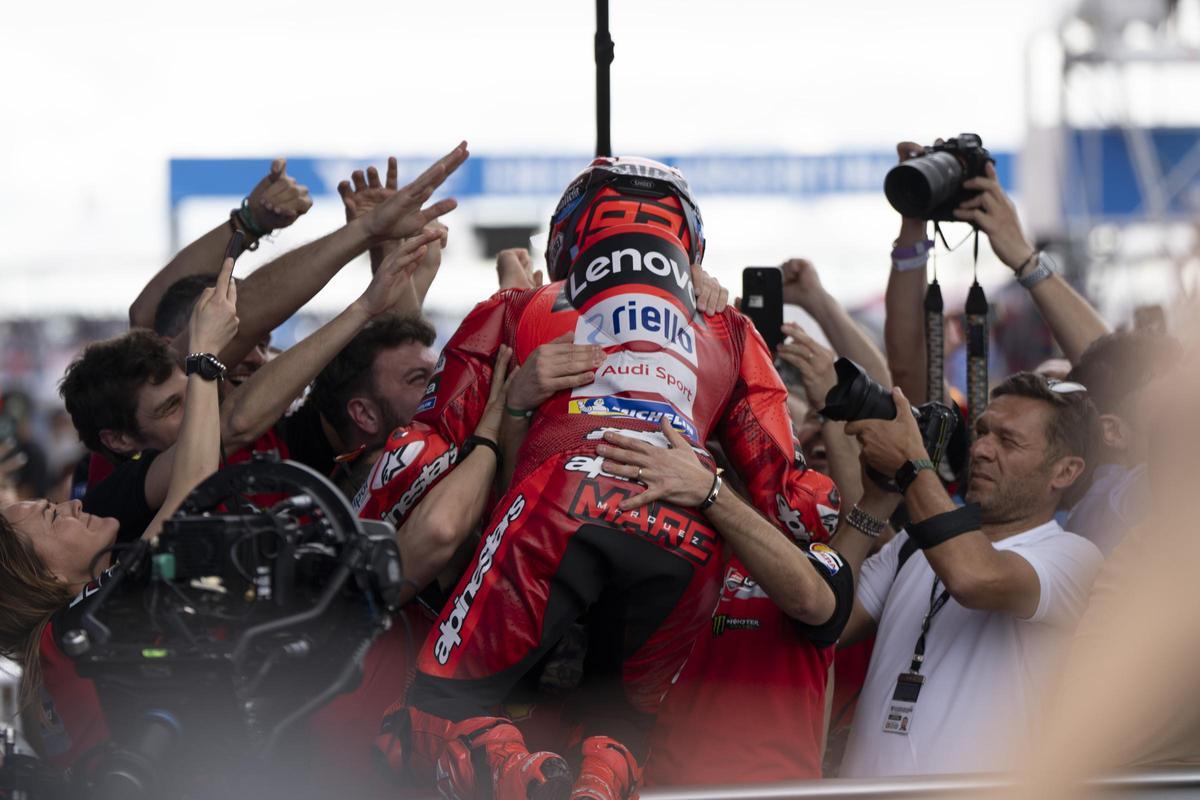 Marc Márquez se lanza sobre todo su equipo en el 'corralito' de Termas de Río Hondo.