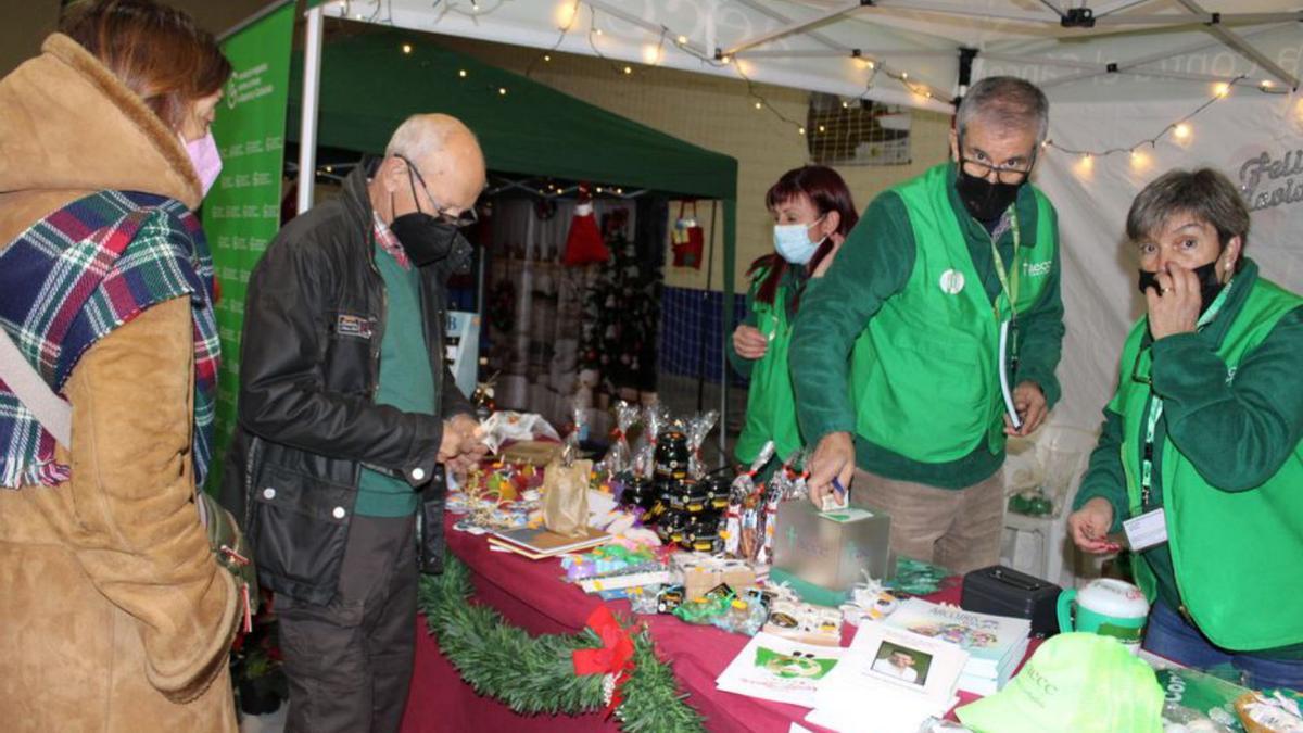 Voluntarios de la AECC en uno de los puestos. | A. S. 