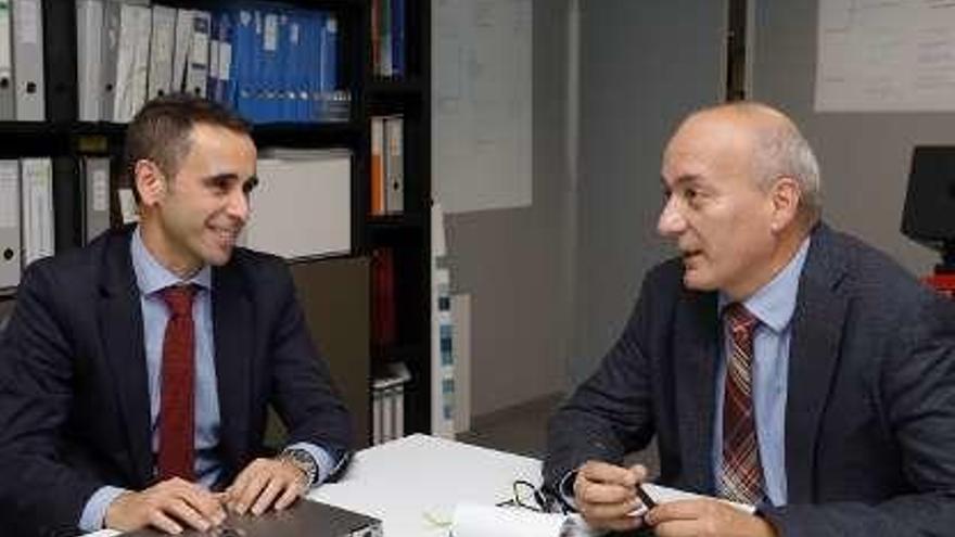 Javier Fernández (a la izquierda) y Enrique Jáimez, durante su reunión.