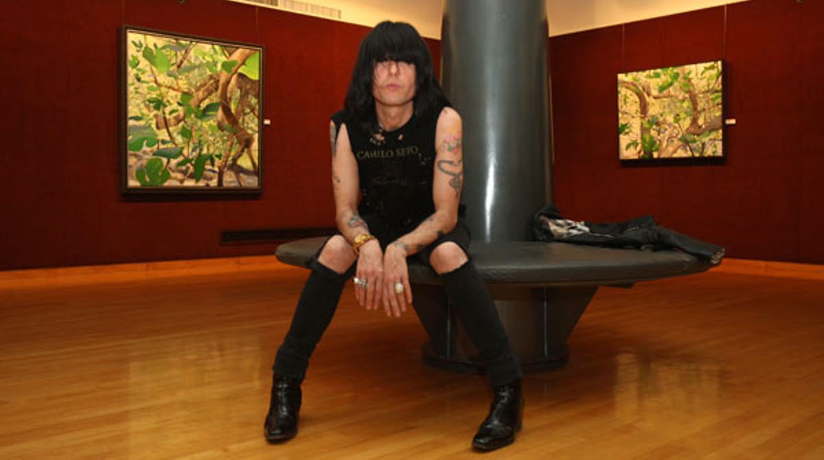 El modista i músic, Juan Pe Del Moral, mostra a EL PERIÓDICO el seu barri: el Raval.