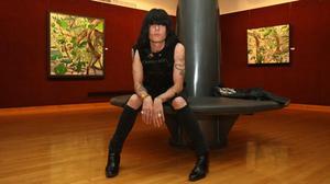 El modista i músic, Juan Pe Del Moral, mostra a EL PERIÓDICO el seu barri: el Raval.