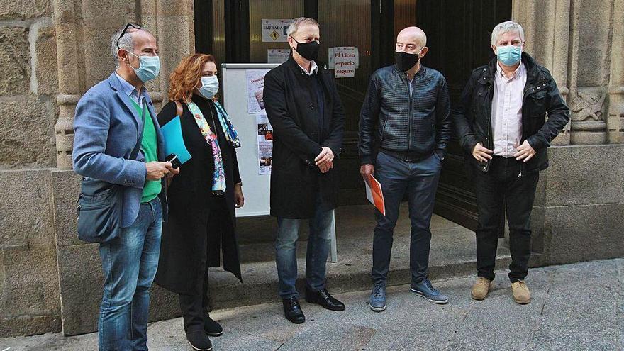 Jesús Vázquez, Flora Moure, R. Villarino, José Araújo y Miguel Caride, ayer en el Liceo.